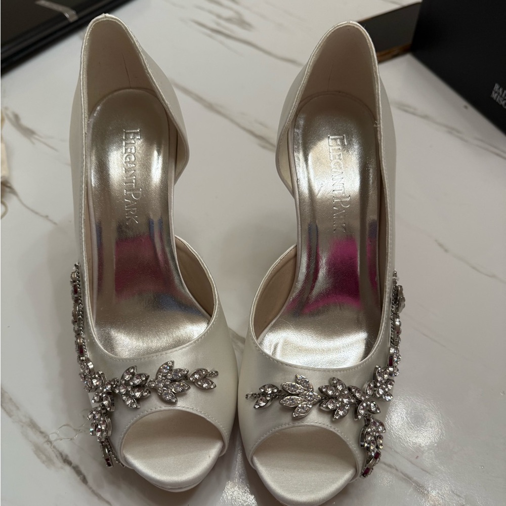 Elegant Park White Satin Peep Toe heels never worn size 8.5 Women